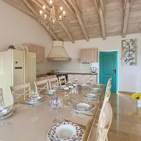 Amazing In With Jacuzzi Holiday home *