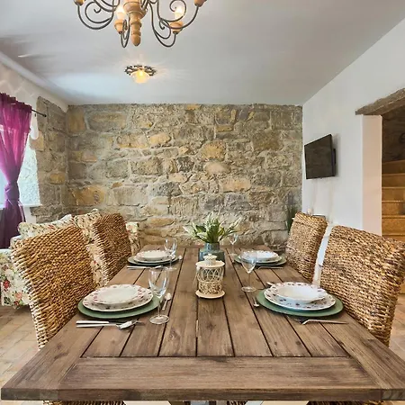 Amazing In With Jacuzzi Holiday home