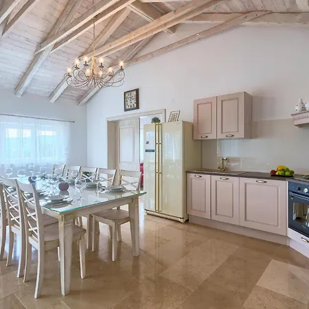 Holiday home Amazing In With Jacuzzi