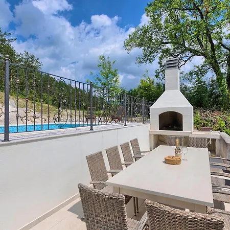 Amazing In With Jacuzzi Holiday home
