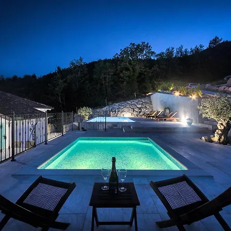 Holiday home Amazing In With Jacuzzi