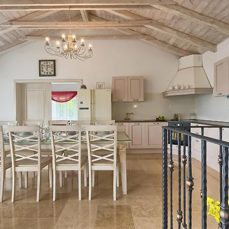 Amazing In With Jacuzzi Holiday home *